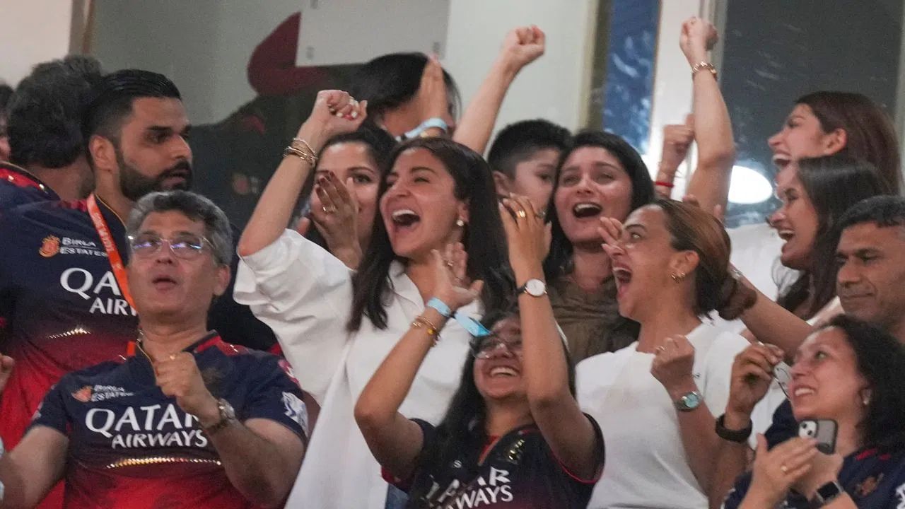 અમેરિકા સ્થિત બે ખાનગી ઈક્વિટી કંપનીઓ પણ રસ દાખવી રહી છે, જ્યારે દિલ્હીના એક ઉદ્યોગપતિ પણ આ રેસમાં જોડાયા છે. પૂનાવાલા પરિવાર અગાઉ IPL ટીમ ખરીદવાની રહી ગયા હતા. 