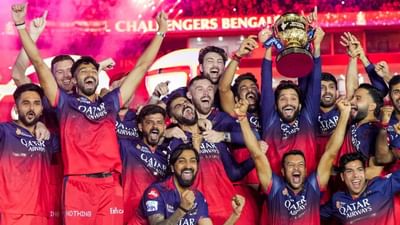IPL 2025 ચેમ્પિયન RCB નવા માલિકની શોધમાં છે. ફ્રેન્ચાઈઝીનું મૂલ્ય હાલમાં આશરે $2 બિલિયન (રૂ. 17,587 કરોડ) છે. છ કંપનીઓએ ફ્રેન્ચાઈઝી ખરીદવામાં  રસ દર્શાવ્યો છે. જો RCBની પેરેન્ટ કંપની ડિયાજિયો ગ્રેટ બ્રિટન વેચવાનું નક્કી કરે છે, તો આ કંપનીઓ વચ્ચે ટીમ ખરીદવા સ્પર્ધા થઈ શકે છે, જેમાં એક એવી કંપનીનો પણ સમાવેશ થાય છે જે પહેલાથી જ IPL ટીમની માલિકી ધરાવે છે.