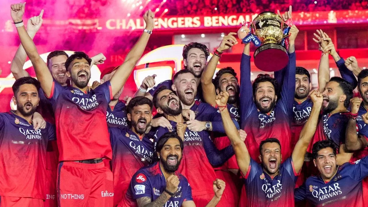 IPL 2025 ચેમ્પિયન RCB નવા માલિકની શોધમાં છે. ફ્રેન્ચાઈઝીનું મૂલ્ય હાલમાં આશરે $2 બિલિયન (રૂ. 17,587 કરોડ) છે. છ કંપનીઓએ ફ્રેન્ચાઈઝી ખરીદવામાં રસ દર્શાવ્યો છે. જો RCBની પેરેન્ટ કંપની ડિયાજિયો ગ્રેટ બ્રિટન વેચવાનું નક્કી કરે છે, તો આ કંપનીઓ વચ્ચે ટીમ ખરીદવા સ્પર્ધા થઈ શકે છે, જેમાં એક એવી કંપનીનો પણ સમાવેશ થાય છે જે પહેલાથી જ IPL ટીમની માલિકી ધરાવે છે.