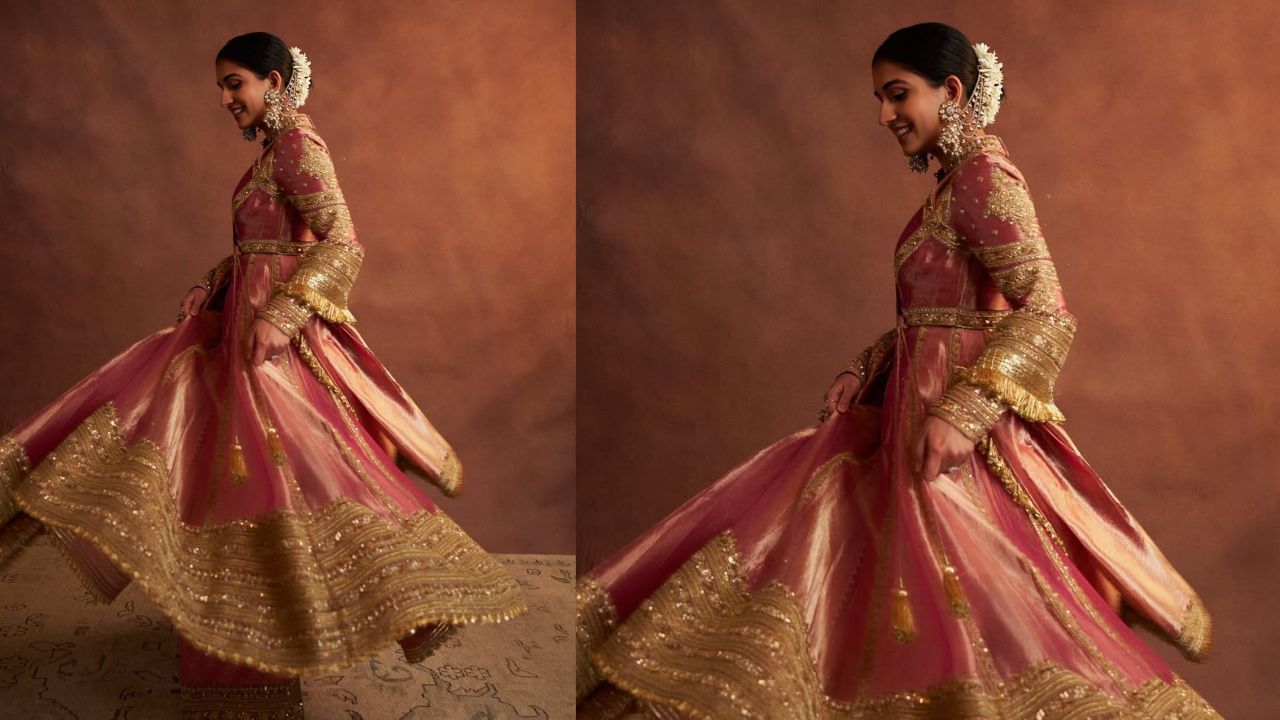 રાધિકાએ પોલ્કી અને હીરાના દાગીનાથી લુક પૂર્ણ કર્યો, જેમાં તેના બન સાથે જોડાયેલ એક સુંદર કાનની બુટ્ટી અને સિંગલ-સ્ટોન ડાયમંડ રિંગનો સમાવેશ થાય છે. તેના વાળ વચ્ચેથી વિભાજીત કરીને એક આકર્ષક બનમાં બાંધવામાં આવ્યા હતા, અને તેમાં ગજરો લગાવવામાં આવ્યો હતો, જેનાથી તેણીનો દેખાવ પરંપરાગત લાગી રહ્યો હતો. 