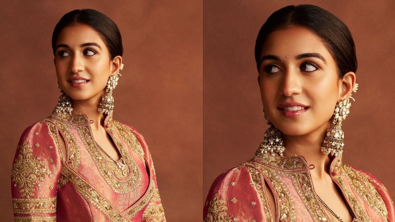 કુર્તામાં અંગરાખા શૈલીની ચોલી, સ્પ્લિટ બંધગળાની નેકલાઇન, ફુલ સ્લીવ્ઝ અને જટિલ વર્ક, સિક્વિન્સ, ઝરી અને મોતી ભરતકામથી શણગારેલો ફ્લેર સ્કર્ટ હતો. તેણીએ કુર્તાને ફ્લેર પલાઝો પેન્ટ અને ભરતકામવાળા સિલ્ક દુપટ્ટા સાથે જોડી દીધી.