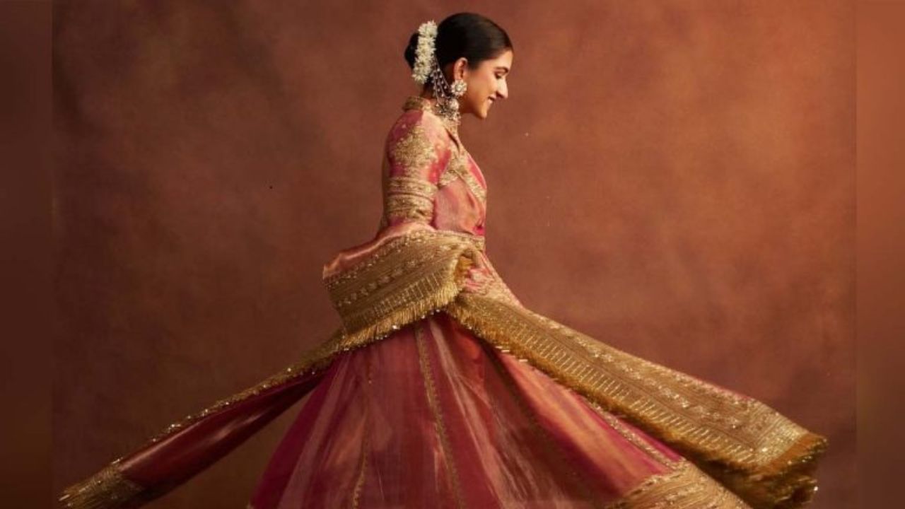 રાધિકા મર્ચન્ટ ઉદ્યોગપતિ વિરેન મર્ચન્ટ અને શૈલા મર્ચન્ટની પુત્રી છે, અને તેની બહેન અંજલિ મર્ચન્ટ છે. તેણીએ જુલાઈ 2024 માં એક ભવ્ય સમારોહમાં અંબાણી પરિવારના સૌથી નાના પુત્ર અનંત અંબાણી સાથે લગ્ન કર્યા. દિવાળી પાર્ટીમાં રાધિકાનો દેશી અને શાહી દેખાવ ફરી એકવાર સાબિત કરે છે કે તે માત્ર સ્ટાઇલ આઇકોન જ નથી પણ એથનિક ફેશનનો એક નવો ચહેરો પણ બની ગઈ છે.