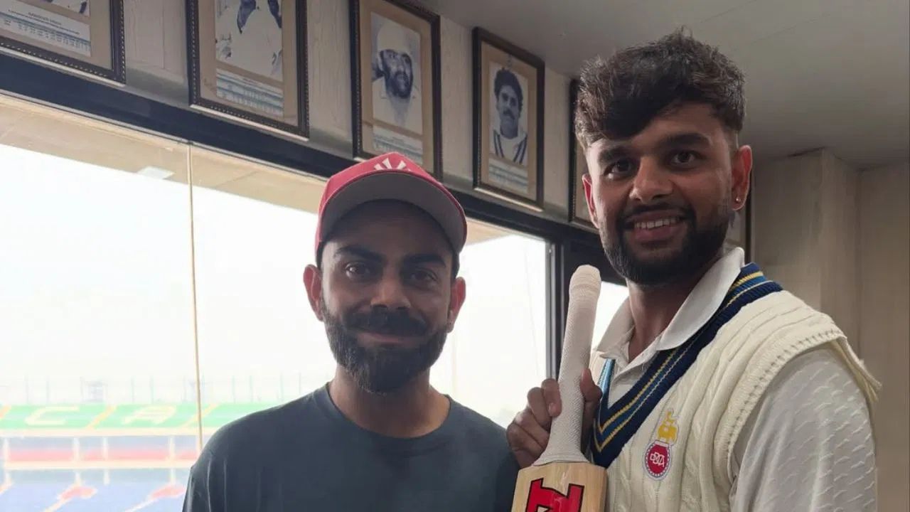 દિલ્હીના સનત સાંગવાને પણ હૈદરાબાદ સામે બેવડી સદી ફટકારી હતી. સનત સાંગવાને 211 રન બનાવ્યા હતા, જેમાં 21 ચોગ્ગા અને બે છગ્ગાનો સમાવેશ થતો હતો. નોંધનીય છે કે, સનત સાંગવાનને આ વર્ષની શરૂઆતમાં વિરાટ કોહલીએ તેનું બેટ ભેટમાં આપ્યું હતું.