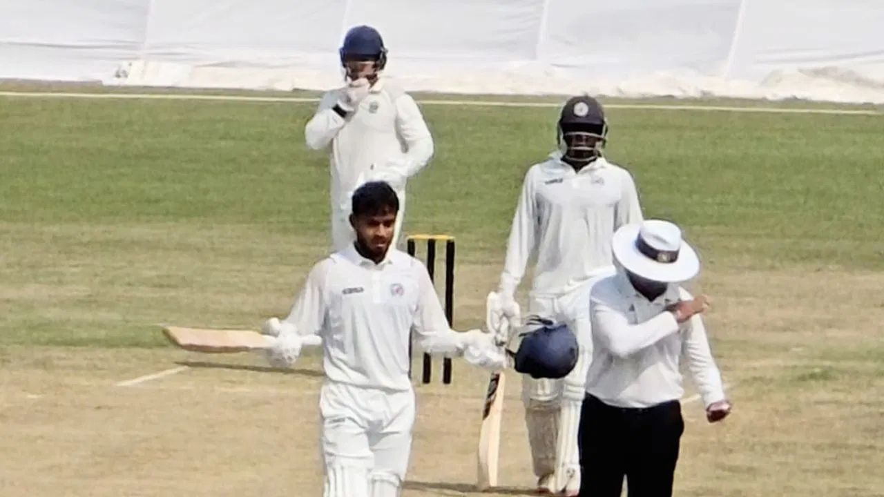 બિહારના બેટ્સમેન આયુષ લોહારુકાએ પણ 2025-26 રણજી ટ્રોફીના પહેલા રાઉન્ડમાં બેવડી સદી ફટકારી હતી. તેણે અરુણાચલ પ્રદેશ સામે 247 બોલમાં 226 રન બનાવ્યા હતા, જેમાં 37 ચોગ્ગા અને એક છગ્ગાનો સમાવેશ થાય છે. આનાથી બિહારને પ્રથમ ઈનિંગમાં 542 રનનો સ્કોર બનાવવામાં મદદ મળી. (PC : BCA / X / Instagram)