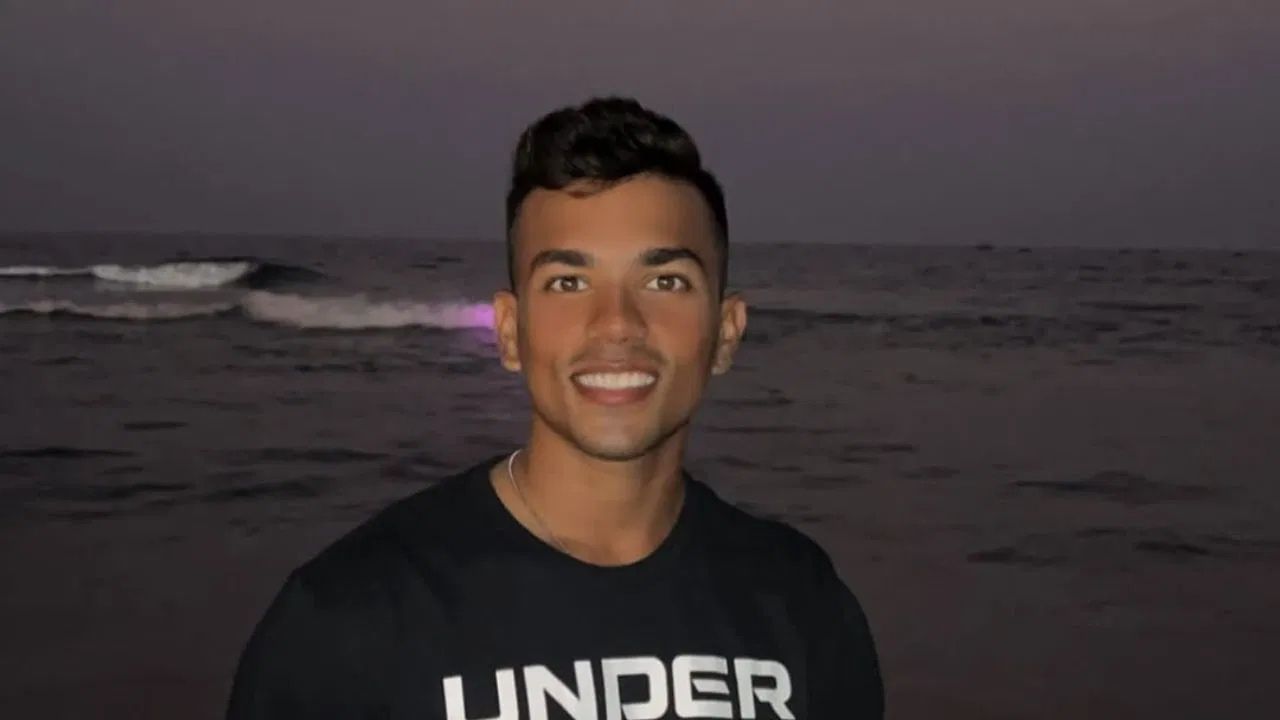 દિલ્હી તરફથી આયુષ દોસેજાએ પણ બેવડી સદી ફટકારી હતી, જેમાં તેણે 209 રન બનાવ્યા હતા. તેણે હૈદરાબાદ સામે આ ઈનિંગ રમી હતી. આયુષ દોસેજાએ આ ઈનિંગમાં કુલ 279 બોલનો સામનો કર્યો હતો અને 25 ચોગ્ગા અને 5 છગ્ગા ફટકાર્યા હતા.