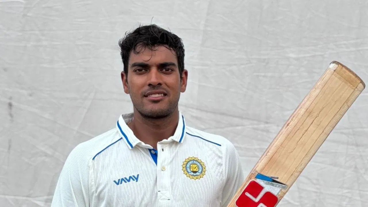 ગોવા 2025-26 રણજી ટ્રોફીનો પોતાનો પહેલો મેચ ચંદીગઢ સામે રમી રહ્યું છે. અભિનવ તેજરાનાએ આ મેચની પહેલી ઈનિંગમાં સદી ફટકારી હતી. અભિનવે 320 બોલનો સામનો કર્યો અને ચાર છગ્ગા અને 21 ચોગ્ગાની મદદથી 205 રન બનાવ્યા. નોંધપાત્ર રીતે, તેણે આ શાનદાર ઈનિંગ તેની પહેલી જ ફર્સ્ટ-ક્લાસ મેચમાં રમી હતી.