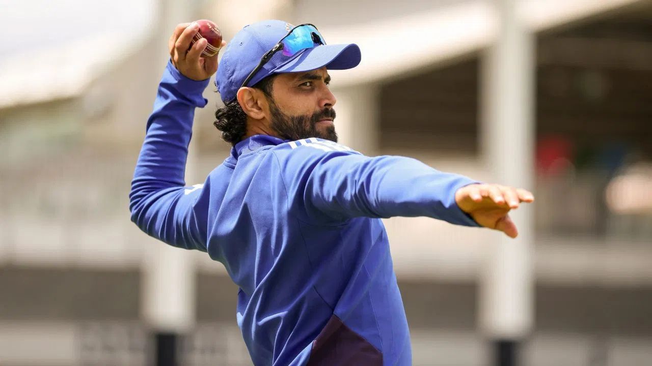 નંબર 1 ઓલરાઉન્ડર રવિન્દ્ર જાડેજાની પણ પસંદગી નથી થઈ. જાડેજા પણ ચેમ્પિયન્સ ટ્રોફી જીતનાર ટીમનો ભાગ હતો. જોકે, ટુર્નામેન્ટ તેના માટે ખાસ પ્રભાવશાળી નહોતી જે કદાચ તેની પસંદગી ન થવાનું કારણ હોઈ શકે છે.  