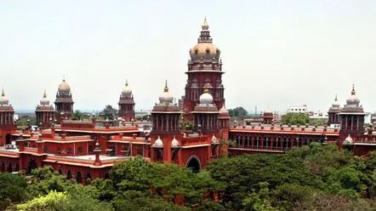 ફરિયાદ મુજબ આરોપીઓએ જાન્યુઆરી 2024 માં અયોધ્યા મંદિરમાં આયોજિત રામ લલ્લા પ્રાણ પ્રતિષ્ઠા સમારોહનું લાઇવ પ્રસારણ બતાવવા માટે કોઈમ્બતુરના એક મંદિરની બહાર LED સ્ક્રીન લગાવી હતી. 
