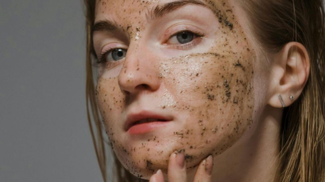 બચેલી ચાની ભૂકીનો ઉપયોગ ત્વચા માટે સ્ક્રબ તરીકે પણ કરી શકાય છે. ચાની ભૂકીમાં મધ અને દહીં ભેળવીને પેસ્ટ બનાવો અને તેનાથી સ્ક્રબ કરો. આ ડેડ સ્કીન દૂર કરે છે અને ચહેરા પર ચમક લાવે છે.