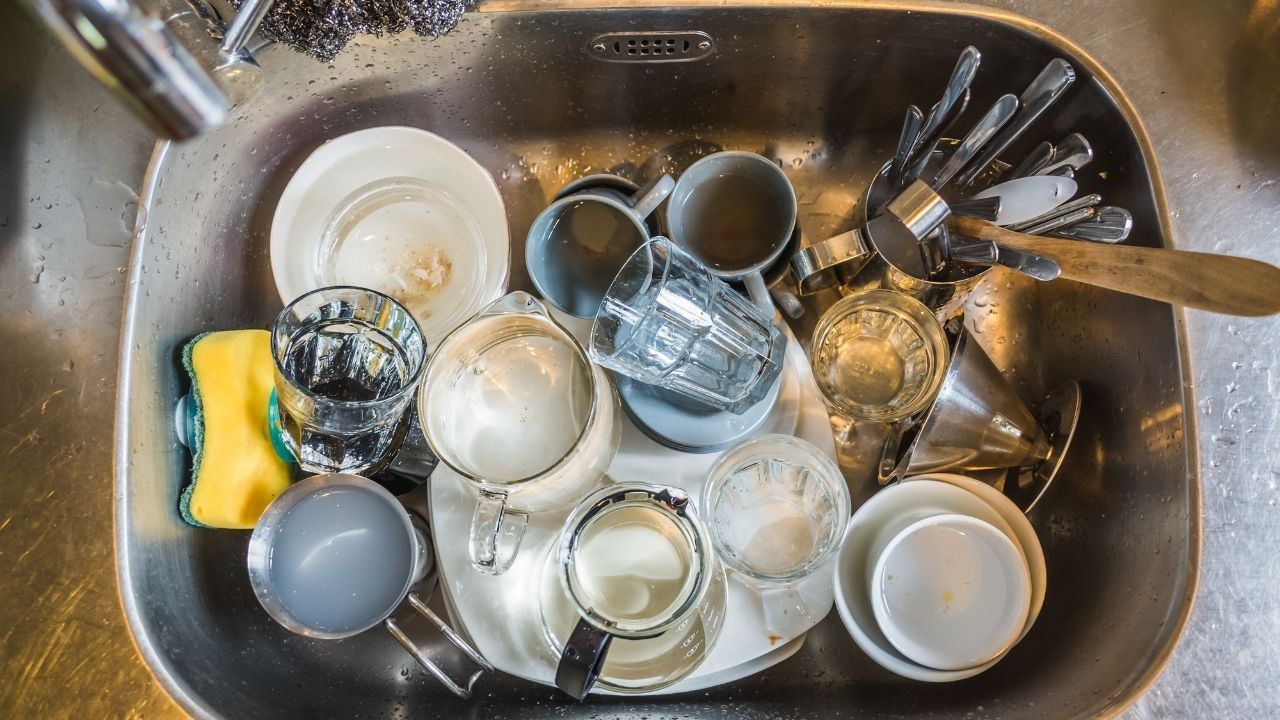 બચેલી ચાની ભૂકીનો ઉપયોગ ચીકણા વાસણો સાફ કરવા માટે પણ કરી શકાય છે. ચાની ભૂકીને સૂકવીને સ્પોન્જથી વાસણો સાફ કરવા માટે ઉપયોગ કરો. આ ગ્રીસને સંપૂર્ણપણે દૂર કરે છે.