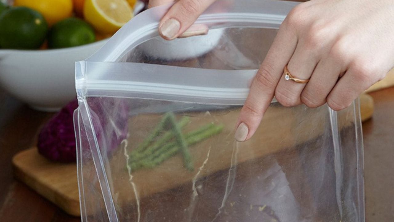 પોલીથીન ભેગું કરવું: મોટાભાગના મધ્યમ વર્ગના ઘરોમાં, તમને રસોડાના દરવાજા પાછળ અથવા સિલિન્ડરની ટોચ પર મોટી સંખ્યામાં પોલીથીન બેગનો ઢગલો જોવા મળશે. આ બેગનો ઉપયોગ ટિફિન અથવા અન્ય વસ્તુઓ સંગ્રહવા માટે થાય છે.