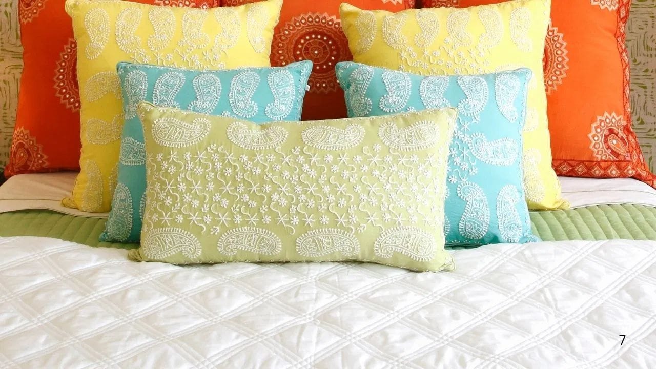 જૂની સાડીઓમાંથી ગાદીના કવર: આપણા ઘરોમાં માતાઓ અને ભાભીઓ તેમની જૂની સાડીઓ ફેંકી દેતી નથી; તેના બદલે તેઓ જાણે છે કે તેનો ફરીથી ઉપયોગ કેવી રીતે કરવો. જો સાડી વધુ સુંદર હોય તો તેઓ કાર્પેટ કવર, ગાદીના કવર અને પડદા પણ બનાવી શકે છે.