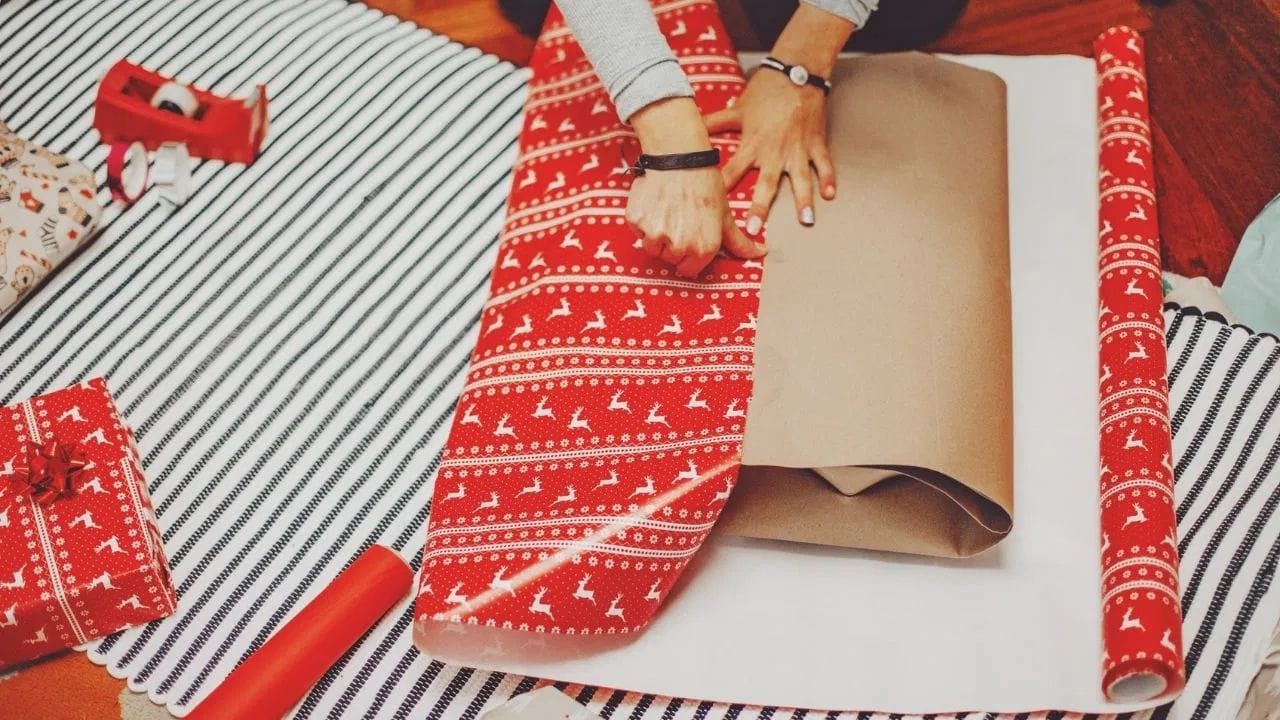 ગિફ્ટ રેપનો ફરીથી ઉપયોગ: જ્યારે કોઈ આપણને ભેટ આપે છે ત્યારે આપણને ખુશી થાય છે, પરંતુ ઉત્સાહમાં આપણે રેપરને બગાડતા નથી. તેના બદલે, આપણે ટેપને હળવેથી કાઢીએ છીએ, નામનું ટેગ કાઢીએ છીએ, અને પછી રેપરને સુરક્ષિત રીતે પલંગ નીચે રાખીએ છીએ જેથી બીજી ગિફ્ટને રેપ કરી શકાય.