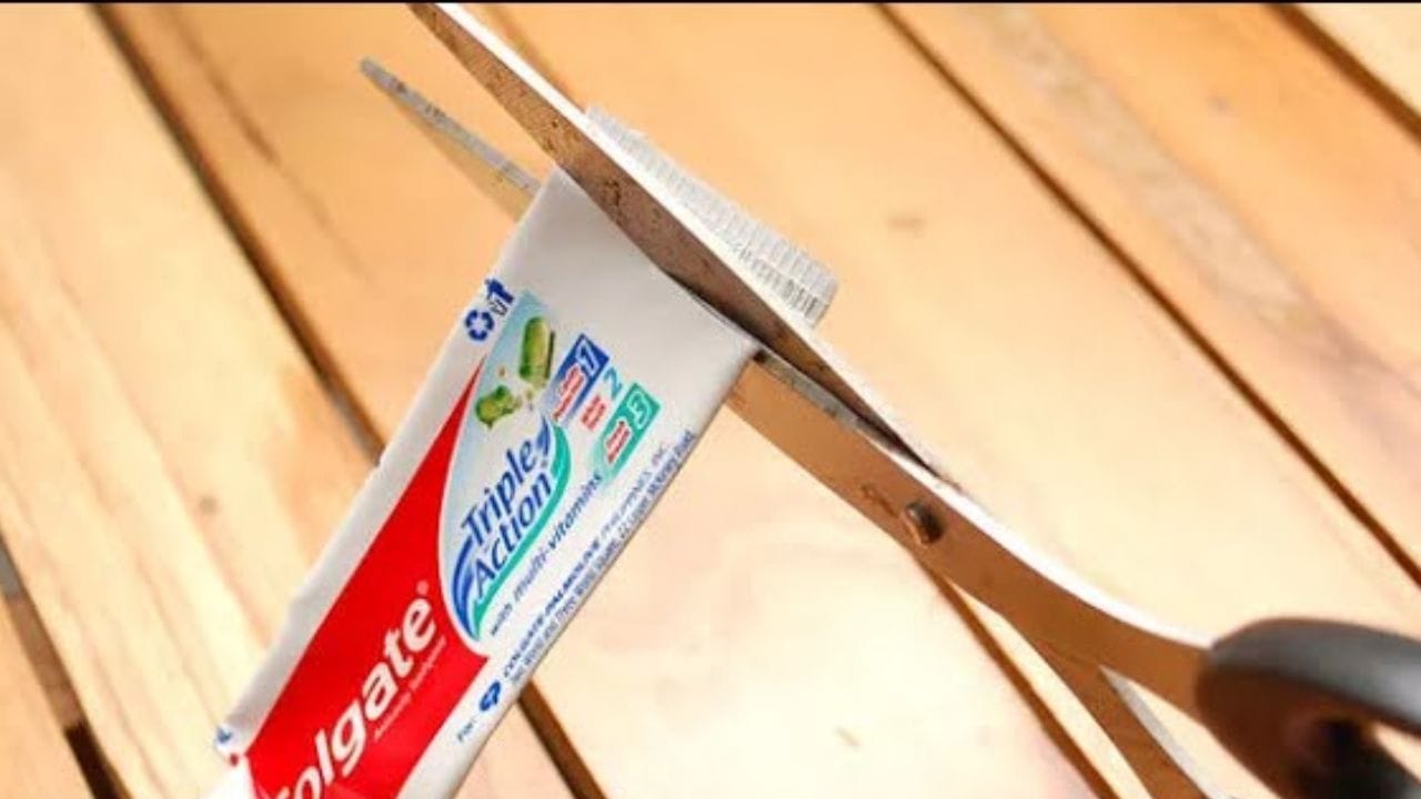 ટૂથપેસ્ટ કાપવી અને તેનો ઉપયોગ કરવો: મોટાભાગના ભારતીય ઘરોમાં મધ્યમ વર્ગથી લઈને ઉચ્ચ વર્ગ સુધી, ટૂથપેસ્ટ ખતમ થઈ જાય ત્યારે તેને કાપીને ફરીથી ઉપયોગમાં લેવાની એક સામાન્ય પ્રથા છે. તેવી જ રીતે, બ્યુટી પ્રોડક્ટ ટ્યુબ પણ કાપીને ફરીથી ઉપયોગમાં લેવાય છે. આ એક સારી આદત છે, કારણ કે આપણે વસ્તુઓ ફેંકી દેતા નથી.