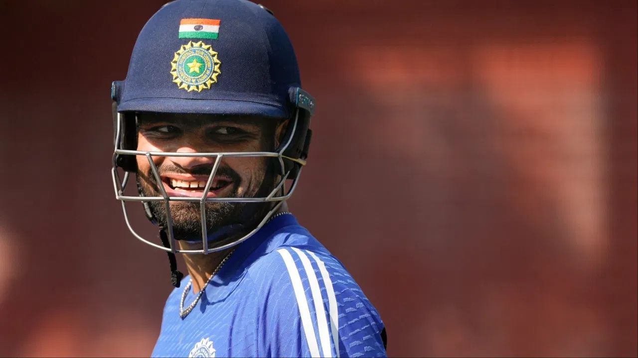 રિંકુ સિંહની આવકનો ત્રીજો સ્ત્રોત બ્રાન્ડ એન્ડોર્સમેન્ટ છે. તે અનેક ક્રિકેટ અને લાઈફસ્ટાઈલ બ્રાન્ડ્સનો એમ્બેસેડર છે. તે રિયલ એસ્ટેટ રોકાણો દ્વારા પણ પૈસા કમાય છે, જે તેની આવકનો ચોથો સ્ત્રોત છે. (All Photo Credit : PTI / GETTY)