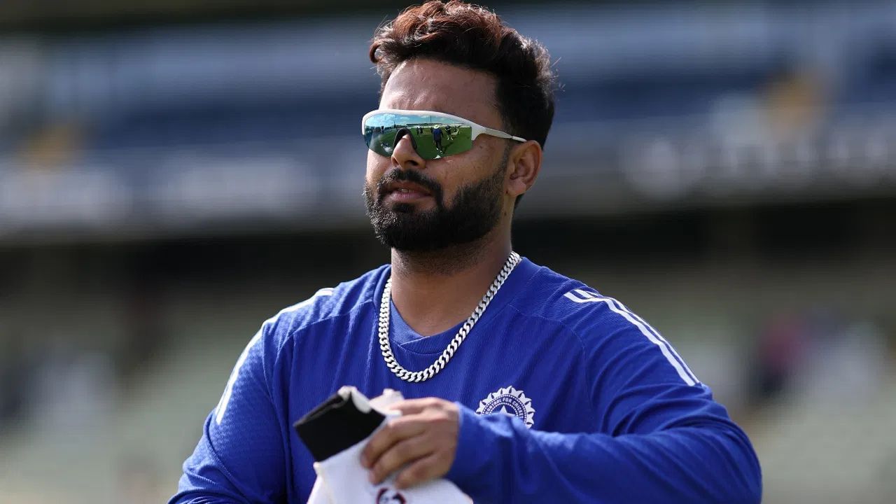 લાંબા સમય સુધી રાહ જોયા બાદ રિષભ પંત મેદાનમાં પાછા ફરવા માટે તૈયાર છે. મીડિયા રિપોર્ટ્સ અનુસાર લગભગ ત્રણ મહિનાની ઈજા બાદ તે રણજી ટ્રોફી દરમિયાન ક્રિકેટમાં પાછો ફરી શકે છે. 