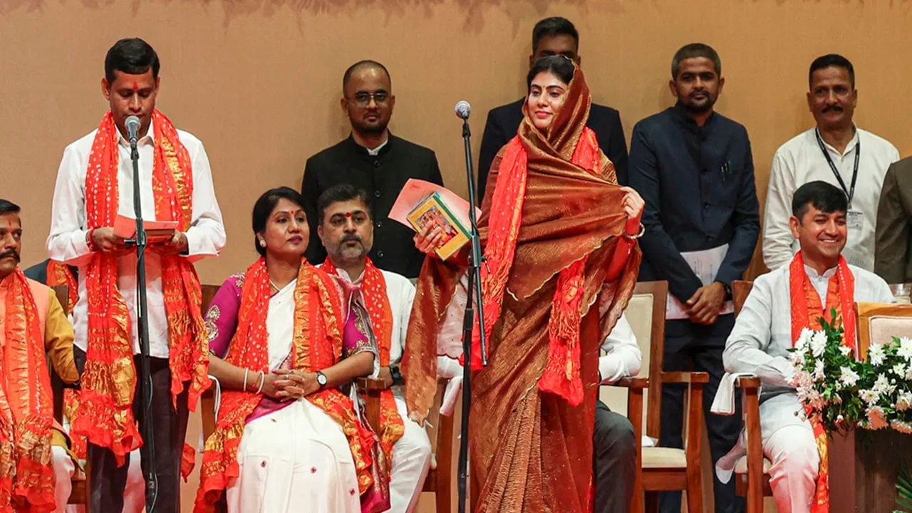 રીવાબા જાડેજા મિકેનિકલ એન્જિનિયર છે અને મહિલા સશક્તિકરણ માટે પણ કામ કરે છે. આ જ કારણ છે કે તેઓ જામનગરથી જીત્યા અને હવે તેમને મંત્રી તરીકે નિયુક્ત કરવામાં આવ્યા છે.