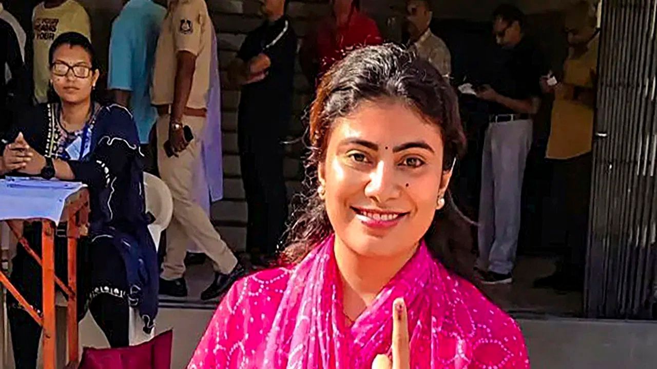 17 ઓક્ટોબરના રોજ, રીવાબા જાડેજાએ ગાંધીનગરમાં ગુજરાતના મંત્રી તરીકે શપથ લીધા હતા. રીવાબા જામનગરના ધારાસભ્ય છે અને 2019માં ભાજપમાં જોડાયા હતા.