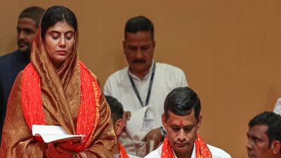 ટીમ ઈન્ડિયાનો ઓલરાઉન્ડર રવિન્દ્ર જાડેજા મેદાન પર એક પાવરહાઉસ છે, પરંતુ હવે તેમની પત્નીએ નોંધપાત્ર પ્રભાવ પાડ્યો છે. અમે રીવાબા જાડેજા વિશે વાત કરી રહ્યા છીએ, જેઓ ગુજરાત સરકારમાં મંત્રી બન્યા છે.