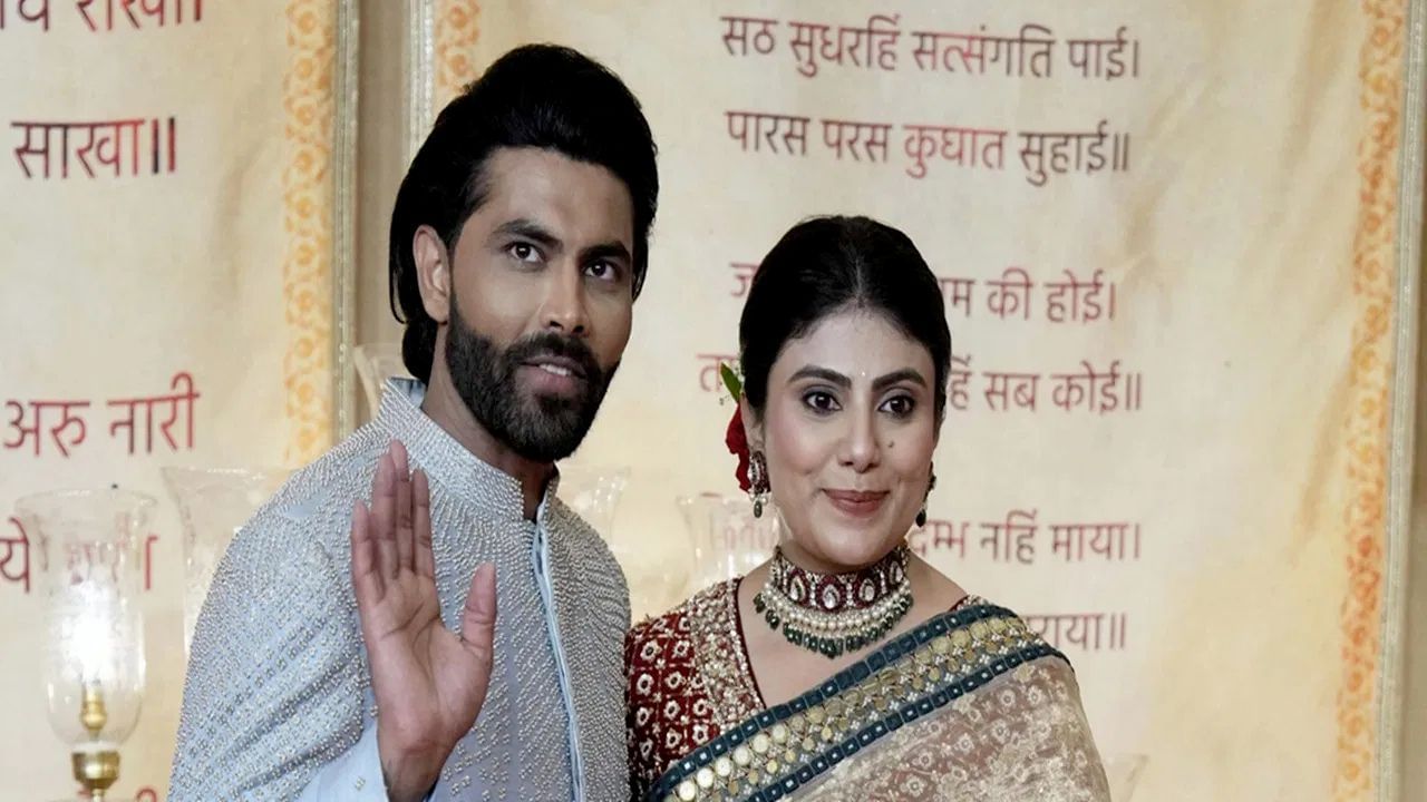 રીવાબા જાડેજા ઘણીવાર મેદાન પર જોવા મળે છે. રીવાબા જાડેજા પતિ રવિન્દ્ર જાડેજાને સપોર્ટ આપવા માટે ચેમ્પિયન્સ ટ્રોફીમાં પણ હાજર રહ્યા હતા. રવિન્દ્ર જાડેજા IPLમાં પણ જાડેજાને ચીયર કરતા જોવા મળે છે. (PC: PTI)