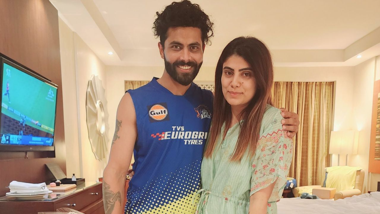  અમદાવાદમાં વર્ષ 2023ની આઈપીએલમાં ગુજરાત ટાઈટન્સ સામે ચેન્નાઈ ચેમ્પિયન બન્યુ હતુ. જાડેજાના વિજયી ચોગ્ગા સાથે જ તેમના પત્નિ રિવાબા જાડેજાના આંખમાંથી હર્ષના આંસૂઓ સરી પડ્યા હતા.