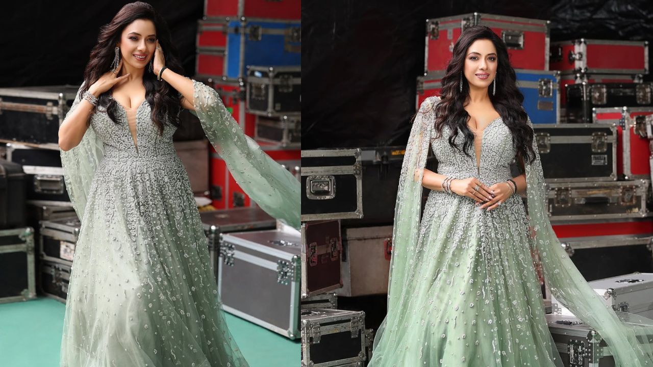 રૂપાલી ગાંગુલીએ આ ફોટા તેના ઇન્સ્ટાગ્રામ એકાઉન્ટ પર શેર કર્યા છે, જેમાં તેણી ફ્લોર-લેન્થ ગાઉનમાં દેખાઈ રહી છે. રૂપાલી ગાંગુલી આ દરમિયાન ખુબ જ સુંદર લાગી રહી છે.