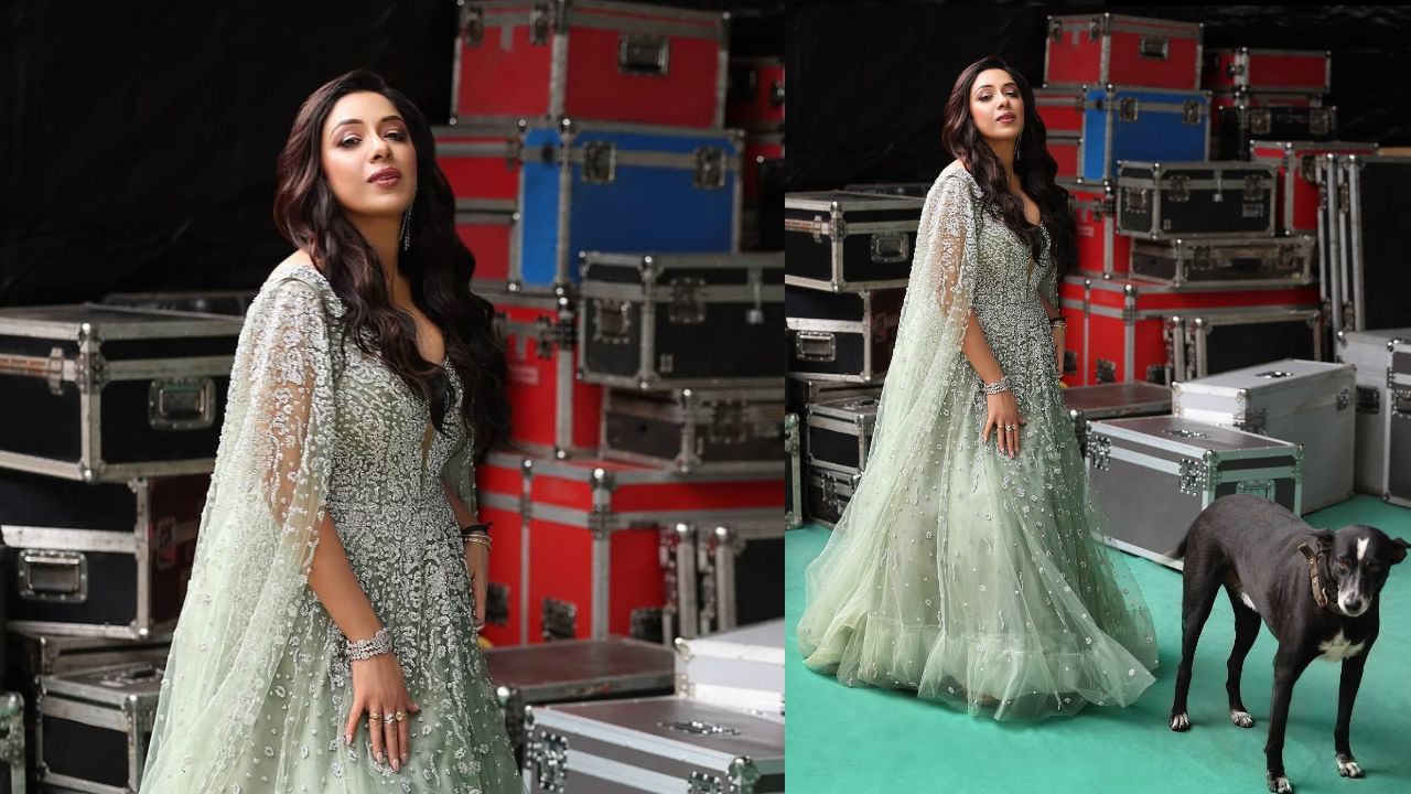 આમાંના કેટલાક ફોટામાં, અભિનેત્રી કાળા કૂતરા સાથે પણ પોઝ આપતી જોવા મળી રહી છે