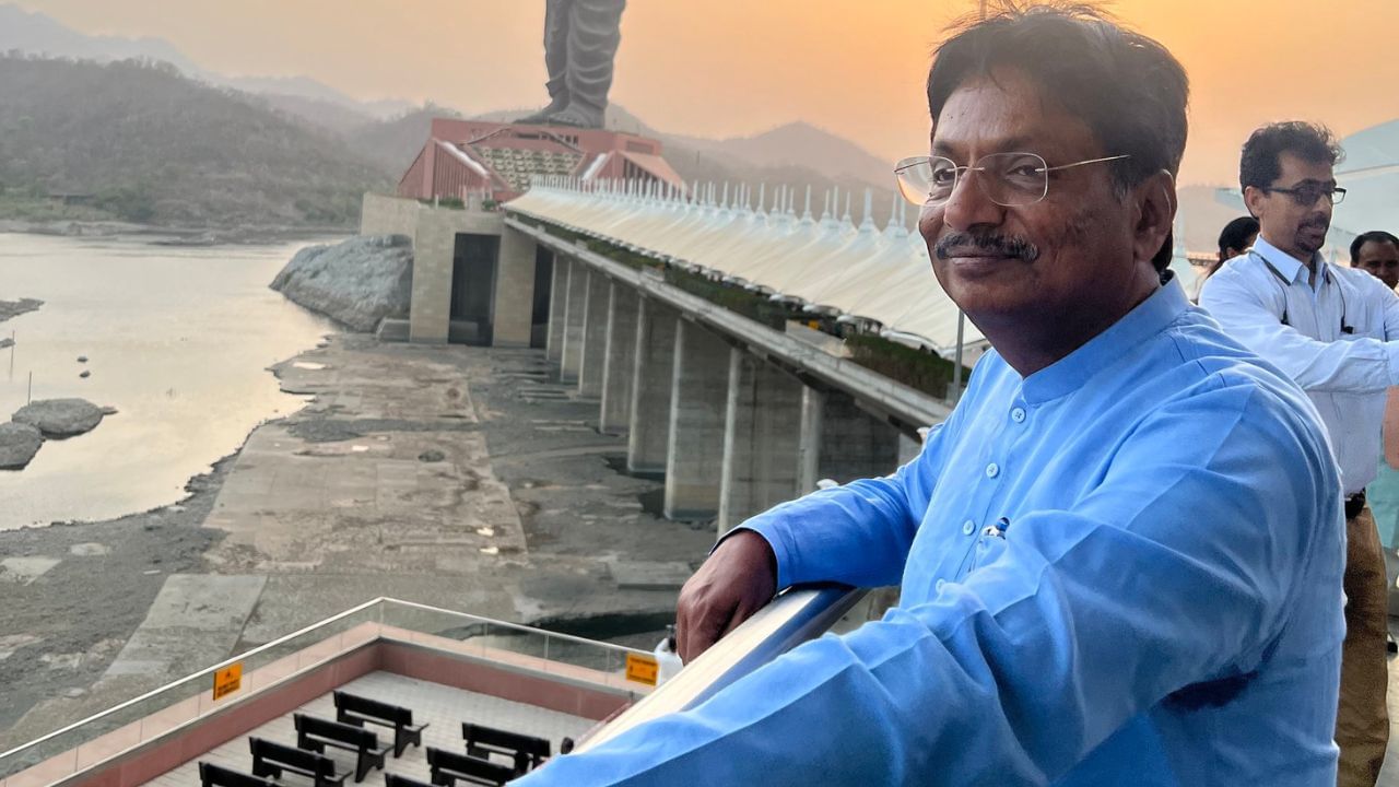 તો આજે આપણે ઋષિકેશ પટેલના પરિવાર તેમજ રાજકીય સફર અને પર્સનલ લાઈફ વિશે રસપ્રદ વાતો કરીશું. તો જુઓ ઋષિકેશ પટેલના પરિવારમાં કોણ કોણ છે.