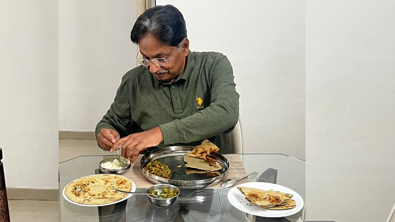 ઋષિકેશ પટેલે સિવિલ એન્જિનિયરિંગમાં ડિપ્લોમાનો અભ્યાસ કર્યો છે. ઋષિકેશ પટેલ ભારતીય જનતા પાર્ટી (ભાજપ)ના સભ્ય છે.તેમણે મહેસાણા જિલ્લાના ભાજપ પ્રમુખ તરીકે સેવા આપી છે.