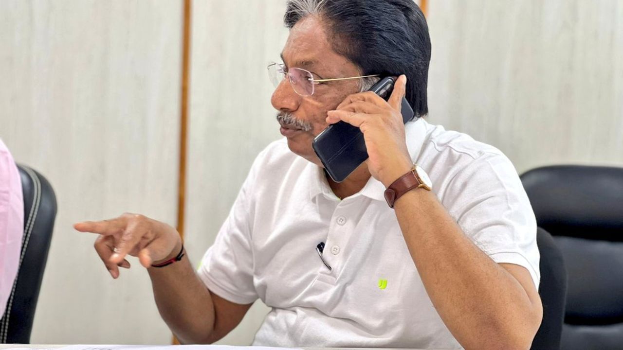 ઋષિકેશ પટેલે વિસનગર સ્થિત એપીએમસીના અધ્યક્ષ તરીકે સેવા આપી છે. તેમણે ગુજરાત વિધાનસભાની 12મી (2007-2012), 13મી (2012-2017) અને 14મી (2017-2022) વિધાનસભા માટે સભ્ય તરીકે સેવા આપી છે અને વિસનગર મતવિસ્તારમાંથી 15મી (2022 થી) વિધાનસભામાં સેવા આપી રહ્યા છે. 