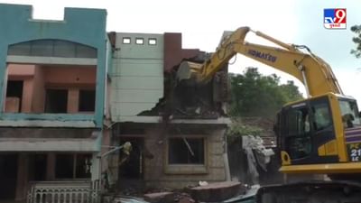 Surat : માંગરોળમાં માથાભારે ઈસમોના દબાણો પર ફરી વળ્યું બુલડોઝર, 400 પોલીસકર્મી તૈનાત, જુઓ Video