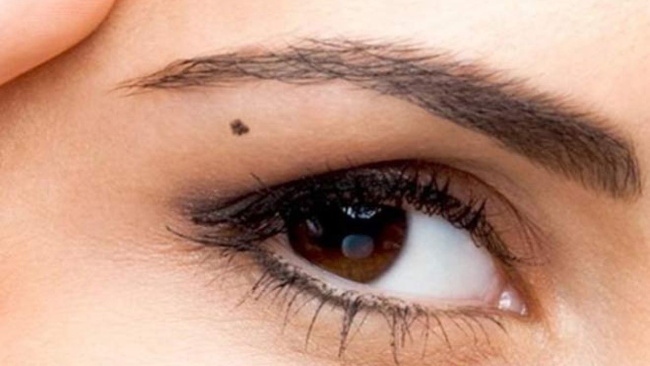 ભ્રમરની ડાબી બાજુ તલ ધરાવતી વ્યક્તિના જીવનમાં કરિયર સંબંધિત ઘણી મુશ્કેલીઓનો સામનો કરવો પડે છે. નોકરી હોય કે વ્યવસાય, આવા લોકોને સફળતા મેળવવા માટે સખત સંઘર્ષ કરવો પડે છે. ક્યારેક તેમને તેમના કાર્યક્ષેત્રમાં પરિવર્તનનો પણ સામનો કરવો પડે છે.
