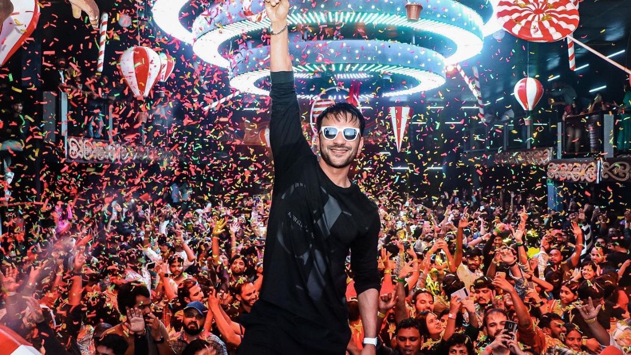 તમને જણાવી દઈએ કે, સારા ખાને 2010માં બિગ બોસ 4માં ટીવી અભિનેતા અલી મર્ચન્ટ સાથે લગ્ન કર્યા હતા, પરંતુ 2011માં બે મહિના પછી તેમને છૂટાછેડા આપી દીધા હતા.મર્ચન્ટે રિયાલિટી શો સચ કા સામનાના એક એપિસોડમાં કહ્યું હતું કે, તેણે પ્રચાર માટે લગ્ન કર્યા હતા