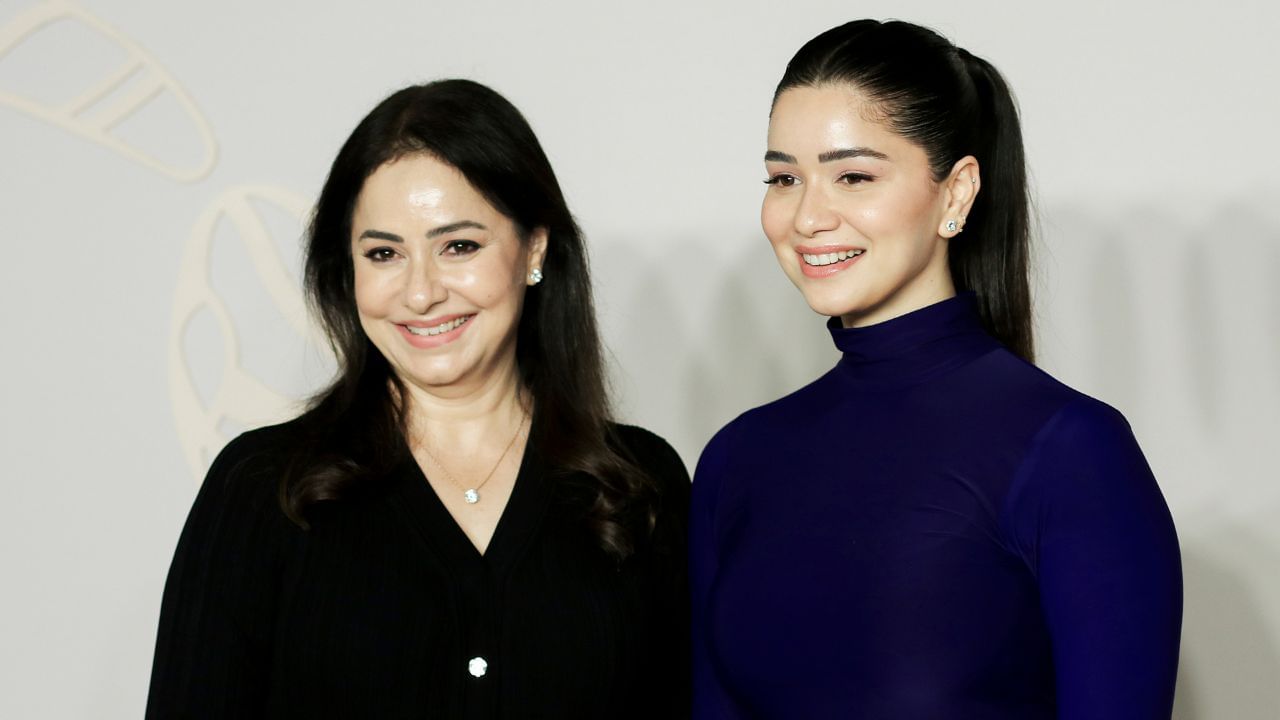 ફેશન પ્રોફેશનલ અને મોડેલ સારા તેંડુલકર સચિન તેંડુલકર ફાઉન્ડેશનના ડિરેક્ટર પણ છે. 