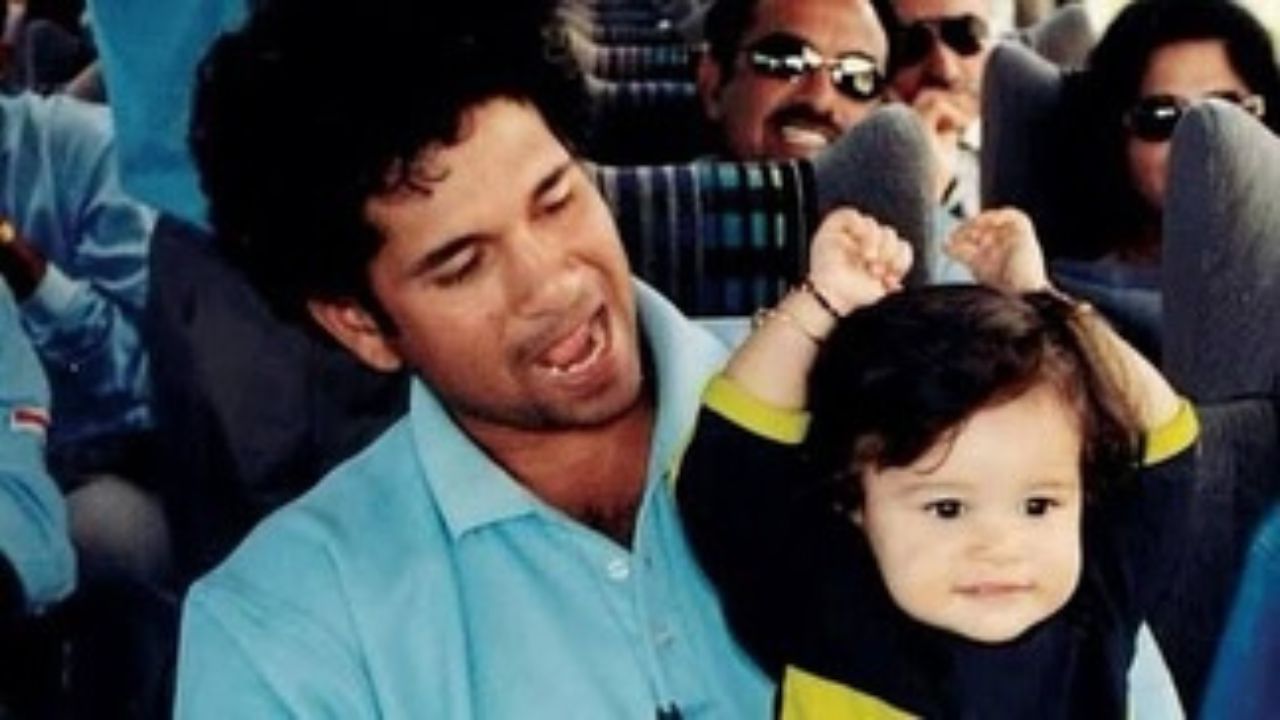 સારા તેંડુલકરના પરિવારમાં તેના પિતા સચિન તેંડુલકર (એક પ્રખ્યાત ભૂતપૂર્વ ભારતીય ક્રિકેટર), માતા ડૉ. અંજલિ તેંડુલકર (એક બાળરોગ નિષ્ણાત) અને નાના ભાઈ અર્જુન તેંડુલકર (એક ઉભરતા ક્રિકેટર)નો સમાવેશ થાય છે. 