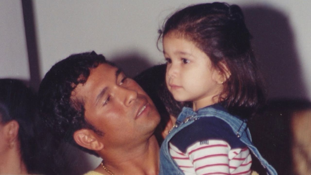 ફેશનથી લઈને સોશિયલ મીડિયામાં સારા તેંડુલકર ચર્ચામાં રહે છે. સારા તેંડુલકરને ઈન્ટરવ્યુમાં પૂછવામાં આવ્યું હતું કે તે કેટલી વાર સ્કૂલ બંક કરી છે. આના પર સારાએ હસીને જવાબ આપ્યો,  ફક્ત એક વાર નહીં, ઘણી વાર." જોકે, તેણીએ શાળા છોડવાનું કારણ જણાવ્યું ન હતું.