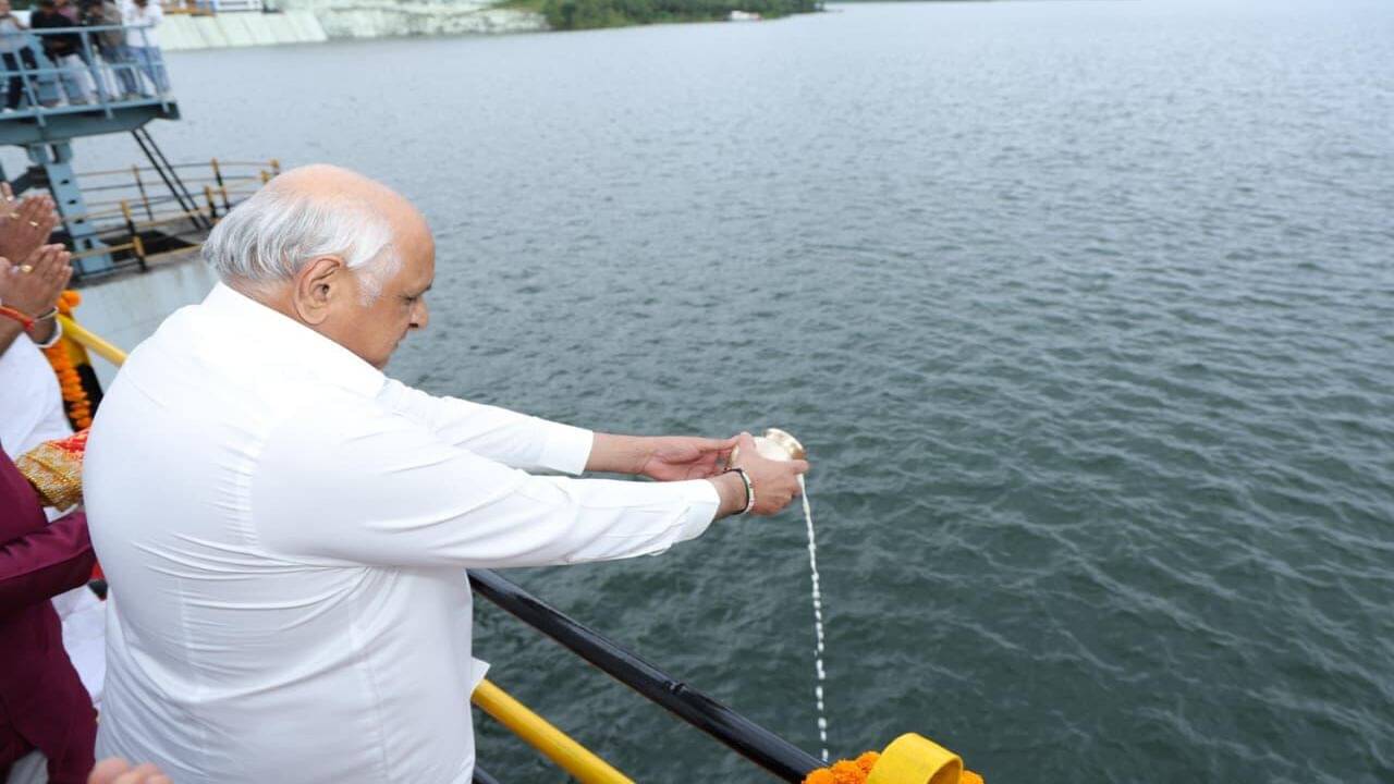 સરદાર સરોવર નર્મદા ડેમ છઠ્ઠીવાર છલકાયો, CM ભૂપેન્દ્ર પટેલે કર્યા નીરના વધામણા, જુઓ વીડિયો