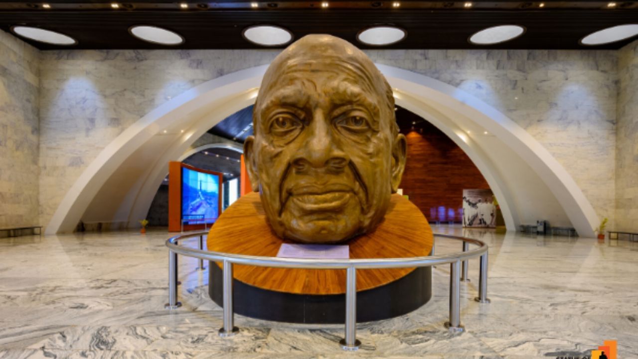 1909માં વલ્લભભાઈના પત્ની ઝવેરબાને કેંસર માટેના ઓપરેશન માટે મુંબઈની હોસ્પિટલમાં દાખલ કરવામાં આવ્યા હતા. તેમની તબીયત અચાનક બગડી અને તેનું નિધન થયું હતુ. ત્યારબાદ સરદાર વલ્લભભાઈએ પુનઃલગ્ન ન કરવાનું નક્કી કર્યું હતું. તેમણે 16 વર્ષની ઉંમરે લગ્ન કર્યા અને 33 વર્ષના હતા ત્યારે તેની પત્નીનું અવસાન થયું હતું.