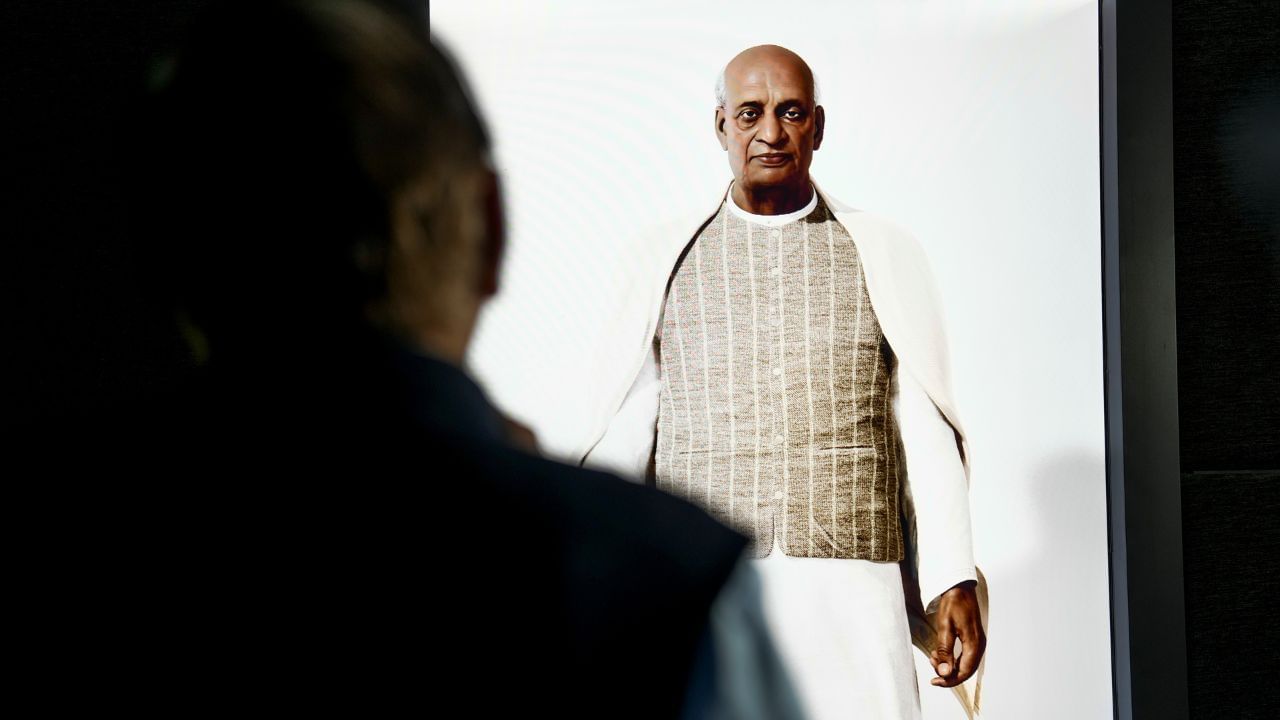 36 વર્ષની ઉંમરે તેઓ ઈંગ્લેન્ડ ગયા તેમજ લંડનની મિડલ ટેમ્પલ ઈન્ન ખાતે ભરતી થયા. મહાવિદ્યાલયમાં ભણવાનો જરાય અનુભવ ન હોવા છતાં તેમણે 36 મહીનાનો અભ્યાસક્રમ 30 મહીનામાં પતાવી ક્લાસમાં પહેલા સ્થાને આવ્યા હતા.  ભારત પરત આવી અમદાવાદમાં સ્થાયી થયા હતા.