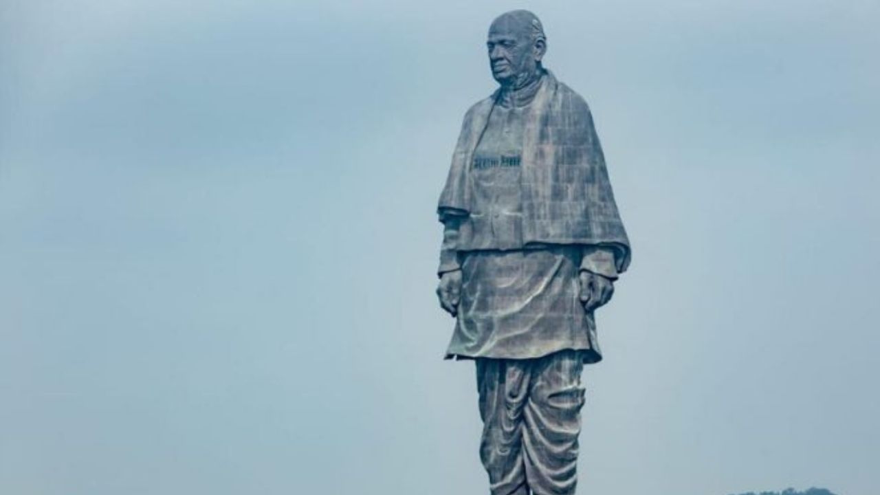 આઝાદી પછી સરદાર પટેલે સમગ્ર રાષ્ટ્રને એકત્ર કરવામાં સૌથી મહત્વપૂર્ણ ભૂમિકા ભજવી હતી. તેમને ભારતના લોખંડી પુરુષ અને ભારતના બિસ્માર્ક પણ કહેવામાં આવે છે.મહાન સ્વાતંત્ર્ય સેનાની લોખંડી પુરુષ સરદાર વલ્લભભાઈ પટેલ ભારતના પ્રથમ નાયબ વડાપ્રધાન અને ગૃહ પ્રધાન હતા. 