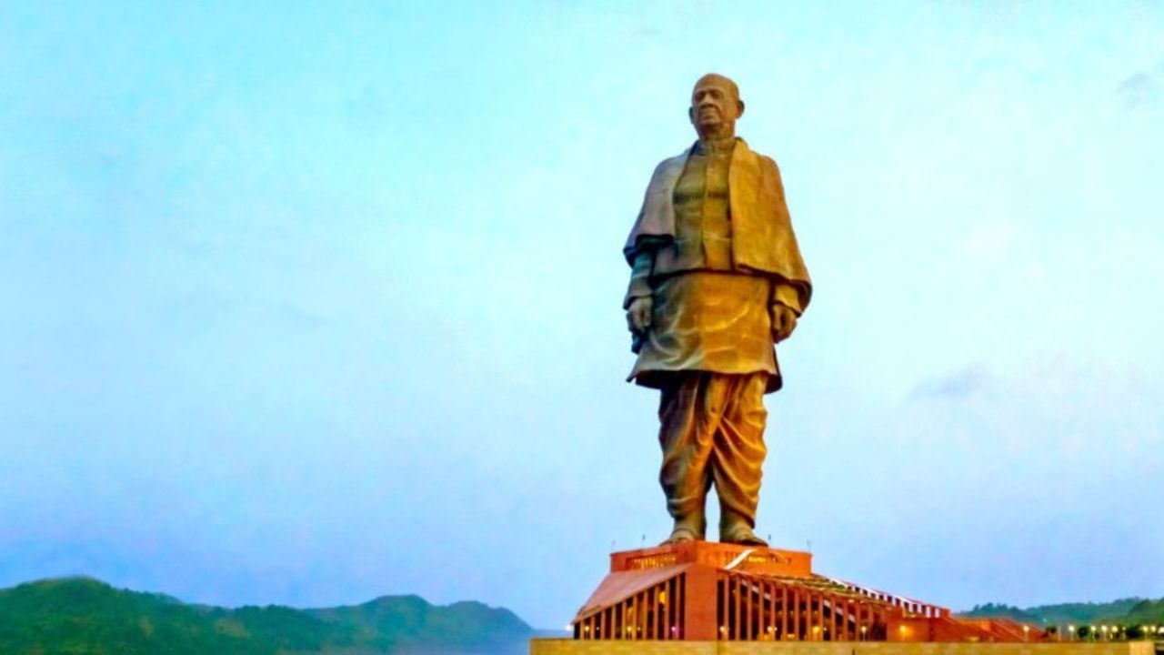 સરદાર વલ્લભભાઈ ઝવેરભાઈ પટેલનો જન્મ તેમના મામાના ઘરે નડીયાડમાં થયો હતો. તેમની સાચી જન્મ તારીખ ક્યારેય નોંધાઇ ન હતી પણ તેમણે તેમની મેટ્રીકની પરીક્ષાના પેપર વખતે 31 ઓક્ટોબરને પોતાની જન્મ તારીખ તરીકે લખાવી હતી.