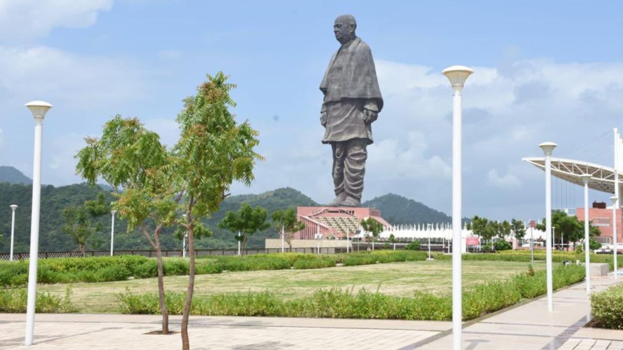 તેઓ પિતા ઝવેરભાઈ અને માતા લાડબાના ચોથા પુત્ર હતાં. તેઓ ખેડા જિલ્લાના કરમસદ ગામમાં રહેતા કે જ્યાં તેમના પિતા ઝવેરભાઈની ખેતીવાડી હતી. સોમાભાઈ, નરસિંહભાઈ તથા વિઠ્ઠલભાઈ તેમના મોટા ભાઈઓ હતા. તેમને એક નાના ભાઈ કાશીભાઈ તેમજ એક નાના બહેન દહીબા હતા. 