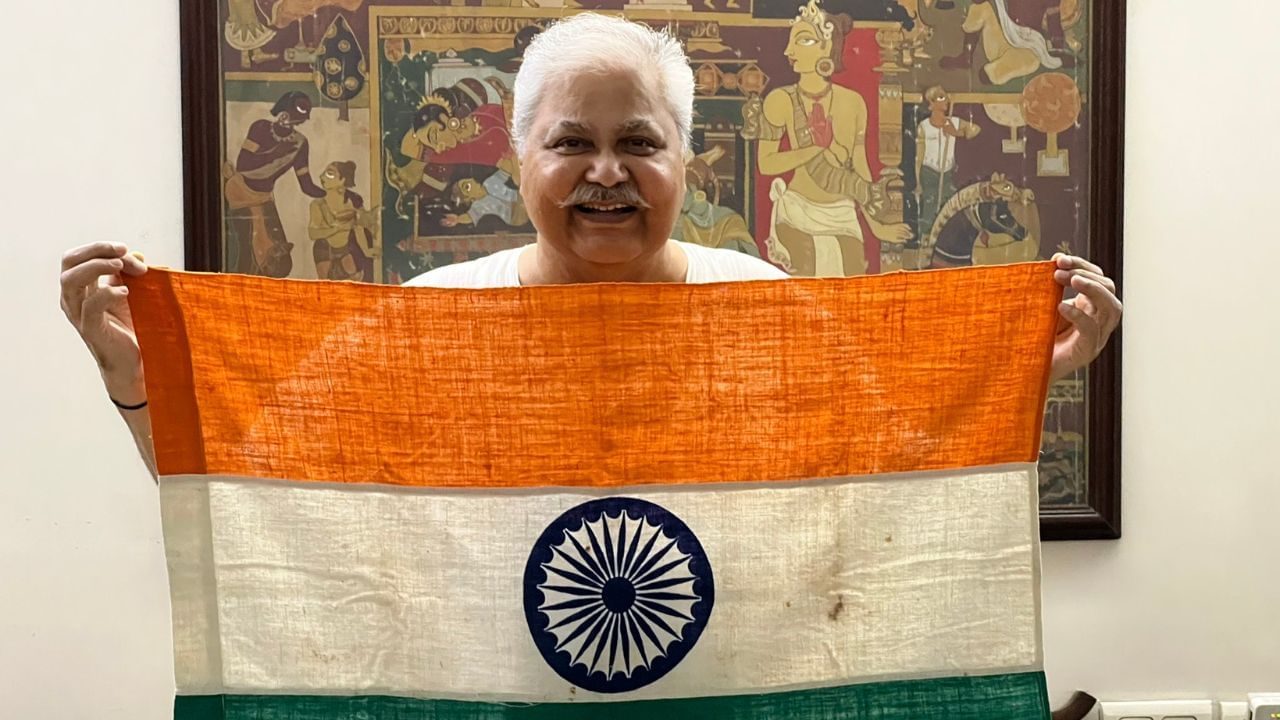  બે વાર પોતાનો પ્રસ્તાવ નકારવામાં આવ્યા પછી સતીશ શાહ ખૂબ જ દુઃખી થયા, પરંતુ તેમણે હાર માનવાનો ઇનકાર કર્યો. આ પછી, સતીશ શાહે ત્રીજી વખત મધુને પ્રપોઝ કર્યું. આ વખતે, મધુએ તેને તેના માતાપિતાને મળવા કહ્યું, કારણ કે તે તેમની પરવાનગી પછી જ તેની સાથે લગ્ન કરવા તૈયાર હતી. 