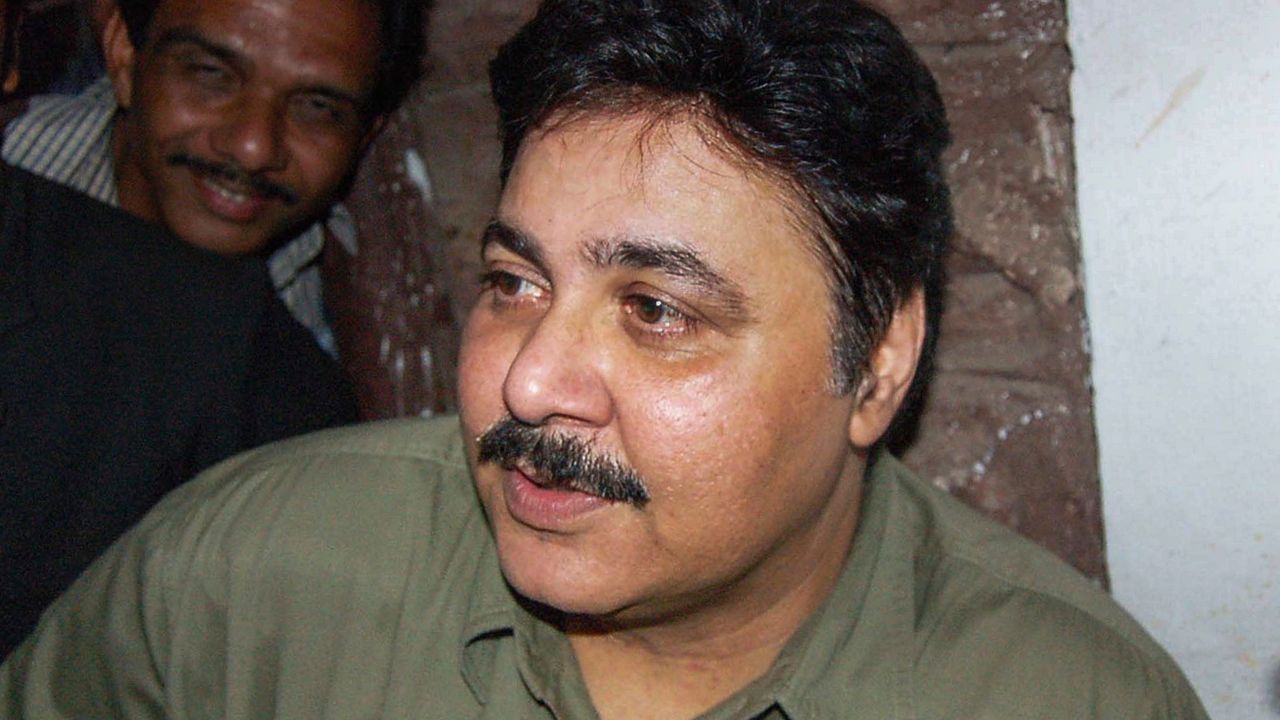  સતીશ શાહની કુલ સંપત્તિ આશરે ₹5.5 કરોડ છે.એક સીરિયલમાં, તે 55 પાત્રોમાં જોવા મળ્યા અને તેના પરાક્રમથી તેમણે બધાને દંગ કરી દીધા.સતીશની ફિલ્મી કારકિર્દીની શરૂઆત ‘ભગવાન પરશુરામ’થી થઈ હતી. ત્યાર બાદ તે રેખાની ફિલ્મ ‘ઉમરાવ જાન’માં જોવા મળ્યો હતો.