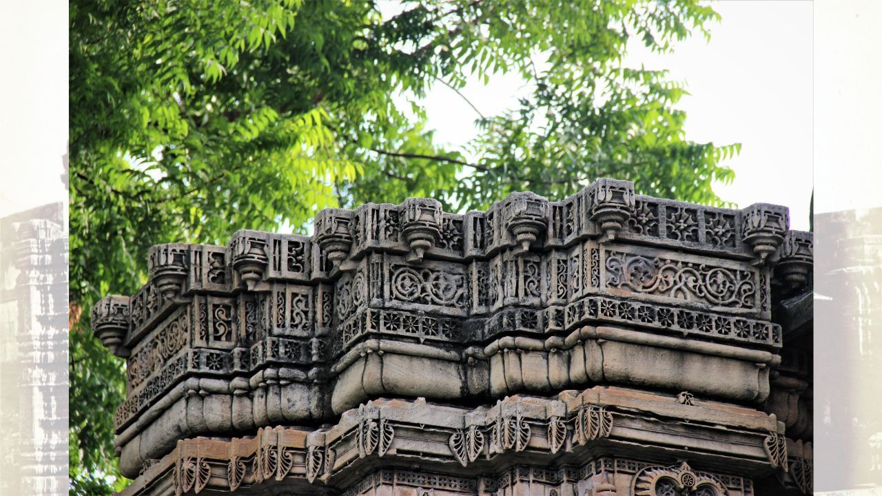 આજનો શાહપુર વિસ્તાર એક મિશ્ર સંસ્કૃતિનું પ્રતિનિધિત્વ કરે છે, અહીં હિંદુ, મુસ્લિમ, જૈન અને અન્ય સમુદાયો એકસાથે રહે છે. ગલીઓ આજે પણ જૂના શહેરની ઝલક આપે છે, સાંકડી ગલીઓ, હવેલીઓ, ઝરોખા અને પરંપરાગત ઘરો અહીંના વૈભવની સાક્ષી આપે છે. શાહપુર દરવાજો અને આસપાસના વિસ્તારો હવે હેરીટેજ ઝોન તરીકે ગણવામાં આવે છે. અમદાવાદને જ્યારે યુનેસ્કો દ્વારા વિશ્વ હેરિટેજ સિટીનો દરજ્જો મળ્યો, ત્યારે શાહપુર પણ તે વારસાનો મહત્વનો ભાગ બન્યો. (Credits: - Wikipedia)