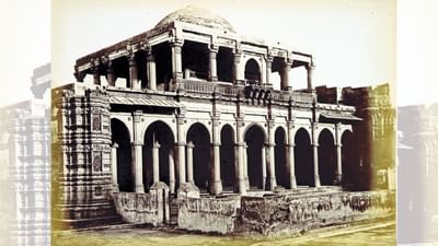 શાહપુર શબ્દ બે ભાગોથી બનેલો છે, “શાહ” એટલે રાજા, સુલતાન અથવા શાસક “પુર” એટલે વસાહત, નગર, વિસ્તાર “શાહનું નગર” અથવા “શાહ દ્વારા સ્થાપિત વિસ્તાર” આ નામ સુલતાન અહમદશાહના સમયમાં પડ્યું હોવાનું માનવામાં આવે છે. (Credits: - Wikipedia)