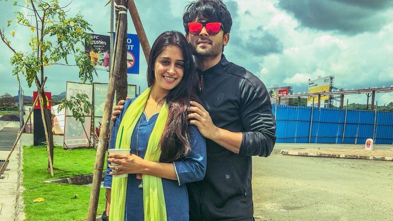 આ દરમિયાન એક ચાહકે તેને પુછ્યું કે, તે દર વર્ષે આઈફોનનું લેટેસ્ટ મોડલ ખરીદે છે. તો જૂના આઈફોનનું શું કરે છે? શોએબે આ સવાલનો જવાબ આપ્યો છે.