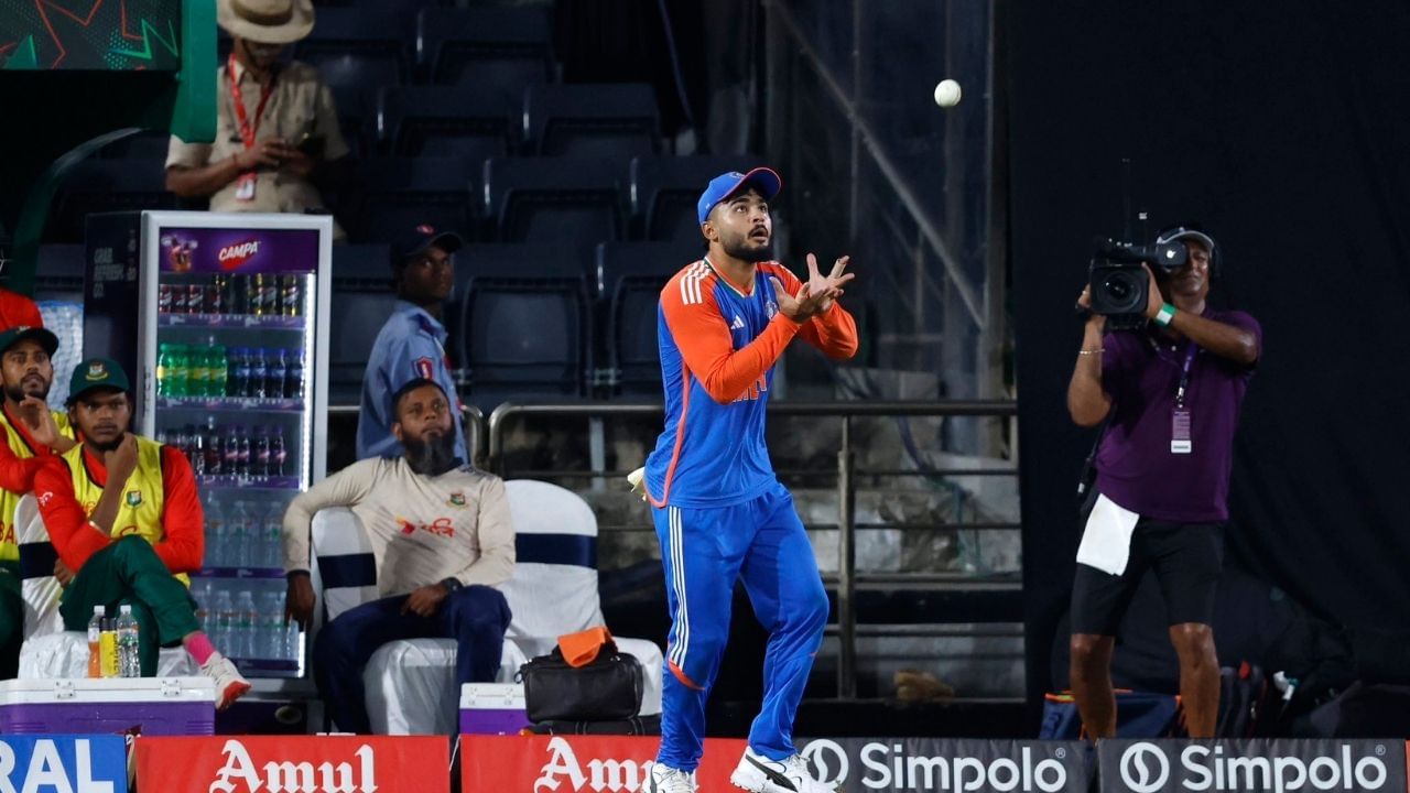 ત્રીજો વિક્લ્પ છે રિયાન પરાગ, રિયાન પરાગે ગત્ત વર્ષે શ્રીલંકા વિરુદ્ધ વનડેમાં ડેબ્યુ કર્યું હતુ. ઈજાના કારણે તે ટીમમાંથી બહાર થયો હતો. તેમણે માત્ર એક મેચ રમી અને 15 રન બનાવ્યા છે સાથે 9 ઓવરમાં 3 વિકેટ પણ લીધી છે.