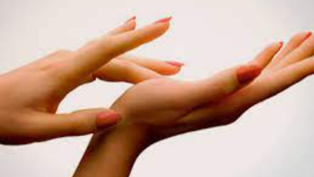 શરીરના ભાગો ફરકવા: પુરુષોમાં, જમણા હાથનું ફરકવું ખૂબ જ શુભ માનવામાં આવે છે, પછી ભલે તે જમણો હાથ હોય કે જમણી આંખ. આ શક્તિમાં વધારો અને જીવનમાં સકારાત્મક ફેરફારો સૂચવે છે. તેનાથી વિપરીત, સ્ત્રીઓમાં શરીરના ડાબા ભાગનું ફરકવું શુભ માનવામાં આવે છે.