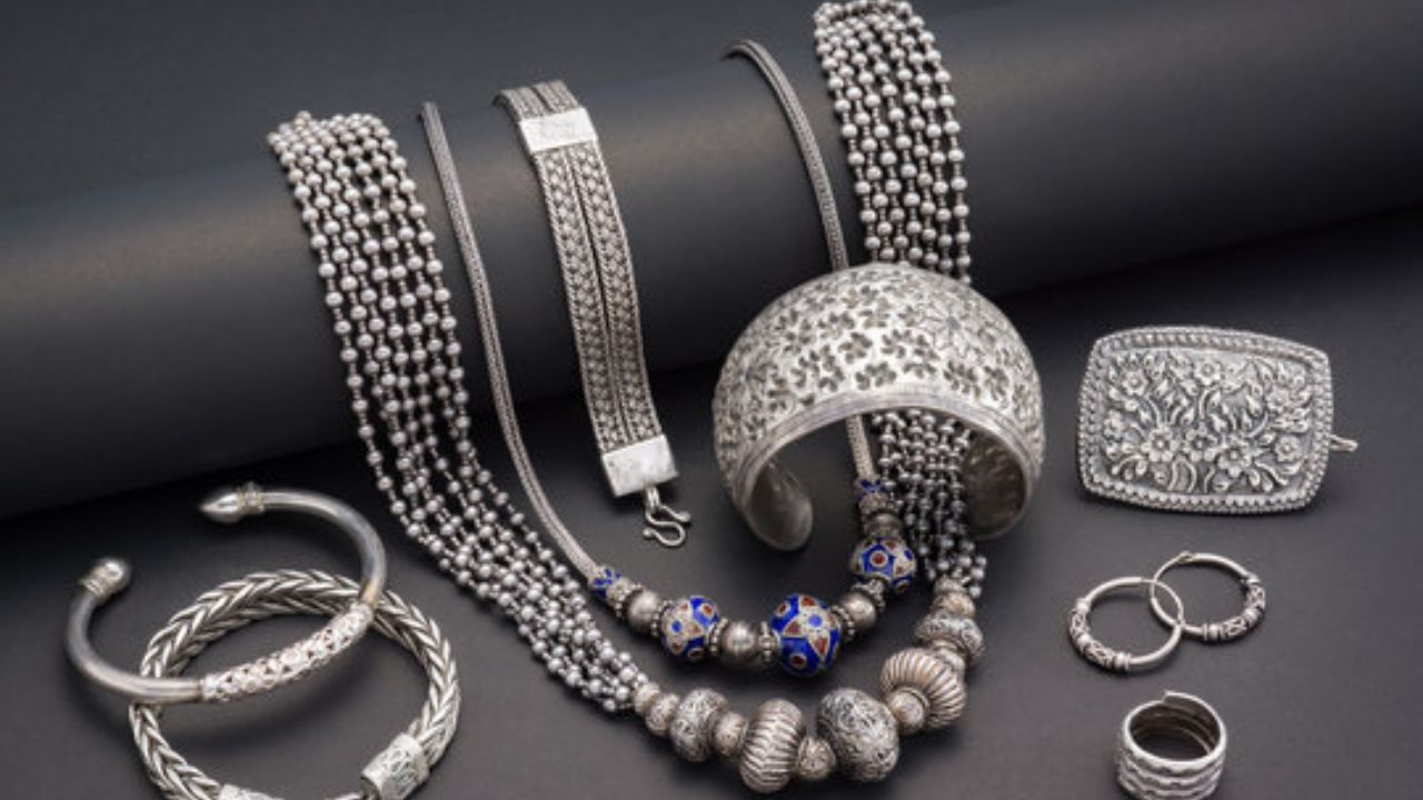 બીજું, ચાંદી પણ ચાંદીના સલ્ફાઇડના સ્તરને કારણે કાળી થાય છે. ચાંદીનો કાળુ પડવું એ મૂળભૂત રીતે એક રાસાયણિક પ્રક્રિયા છે.